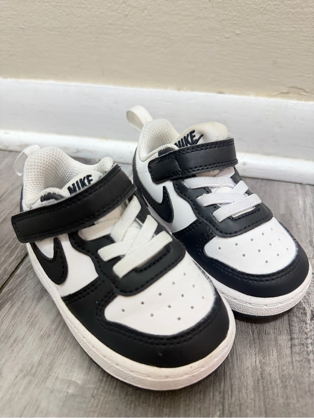 Nike Kids Black and White Velcro Low-Top Sneakers